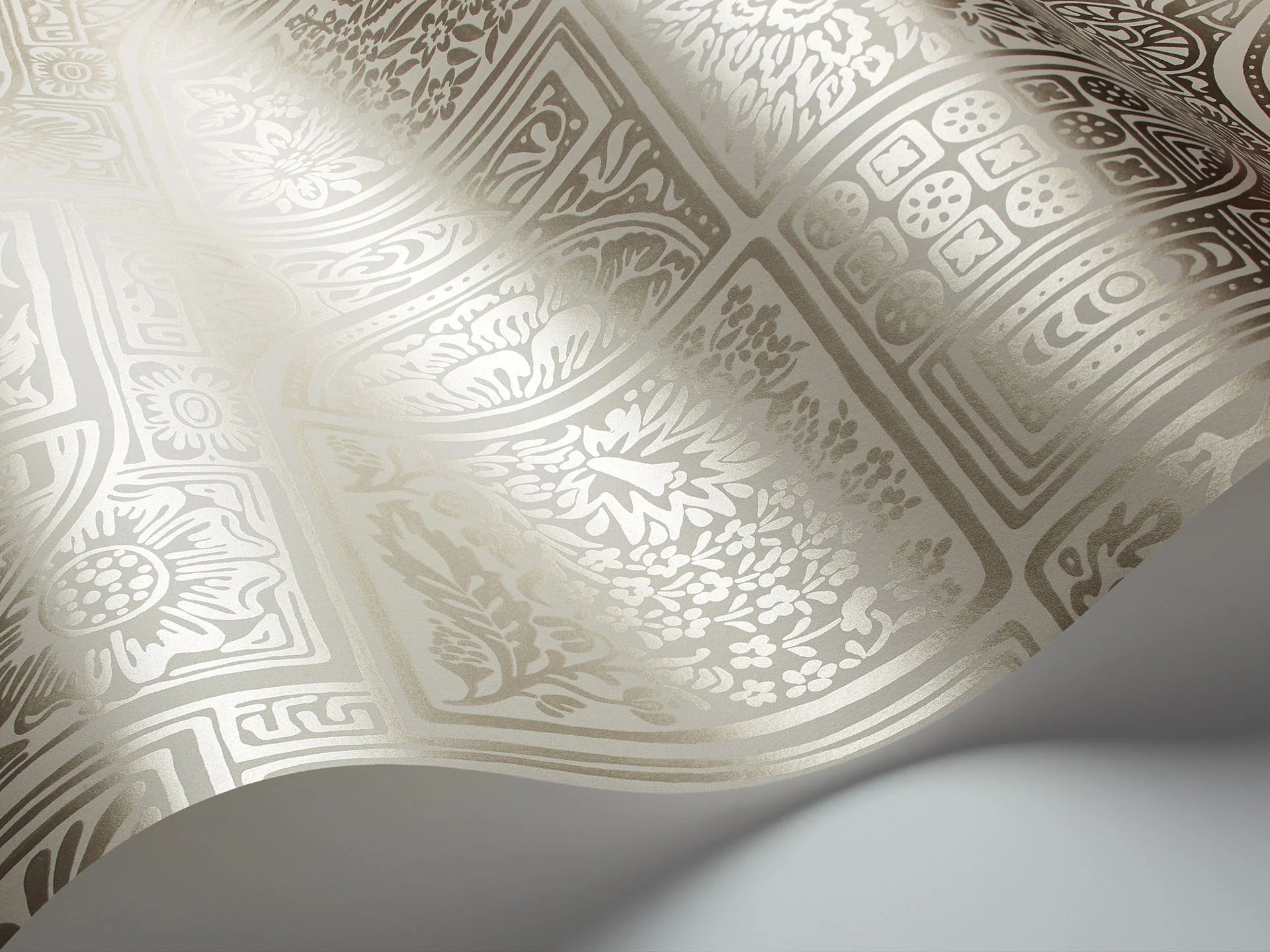 Cole & Son Mariinsky Damak Bellini, Metallic Gilver on Stone