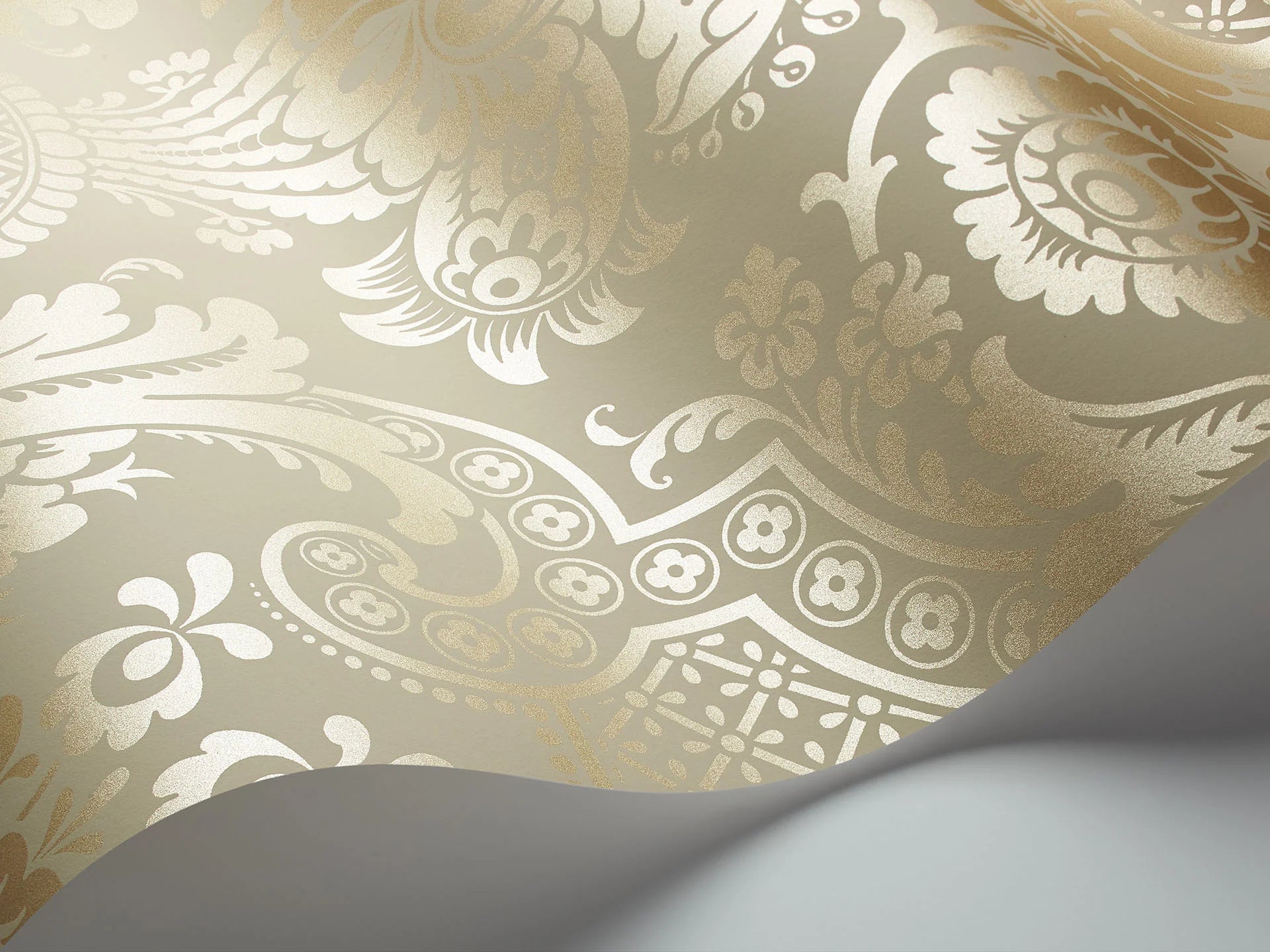Cole & Son Mariinsky Damask Carmen, Metallic Gilver on Linen