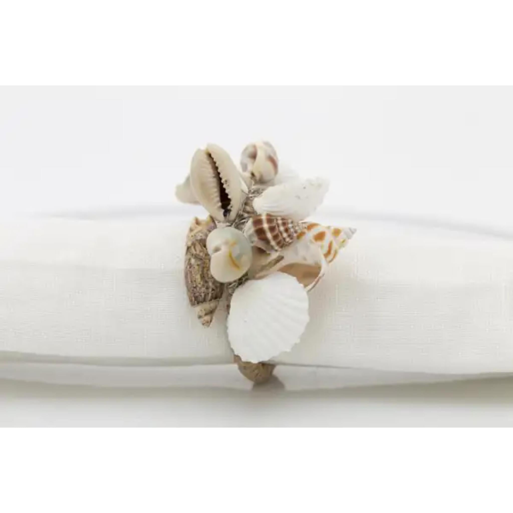 Close-up van de Flamant servetring Thane met de schelpjes in detail, die het natuurlijke, maritieme ontwerp benadrukken.