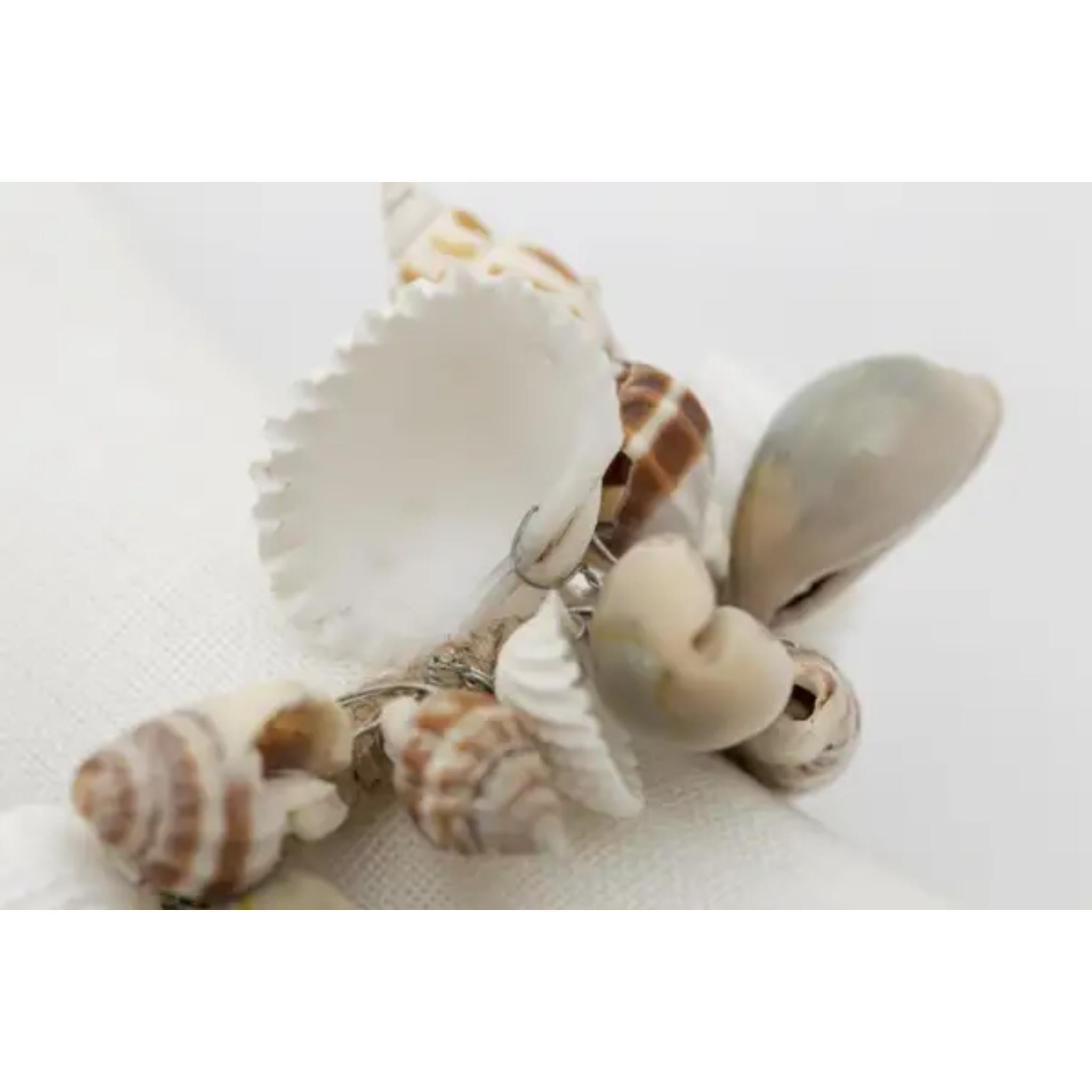 De Flamant servetring Thane met schelpjes gepresenteerd op een prachtig gedekte tafel, voegt luxe en stijl toe aan elke gelegenheid