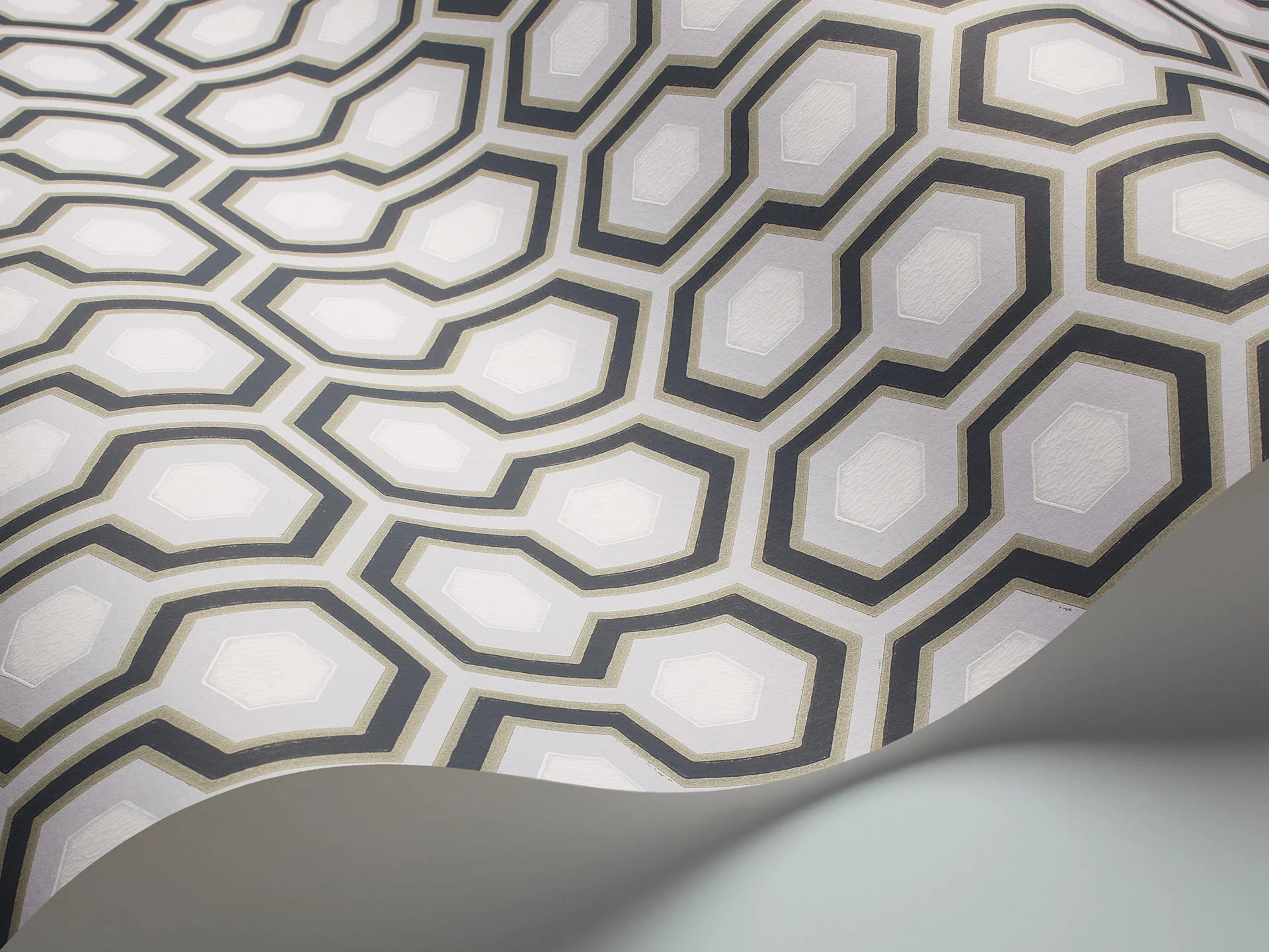 Cole & Son Contemporary Collection Hicks' Hexagon, Inkt & White on Heath Grey