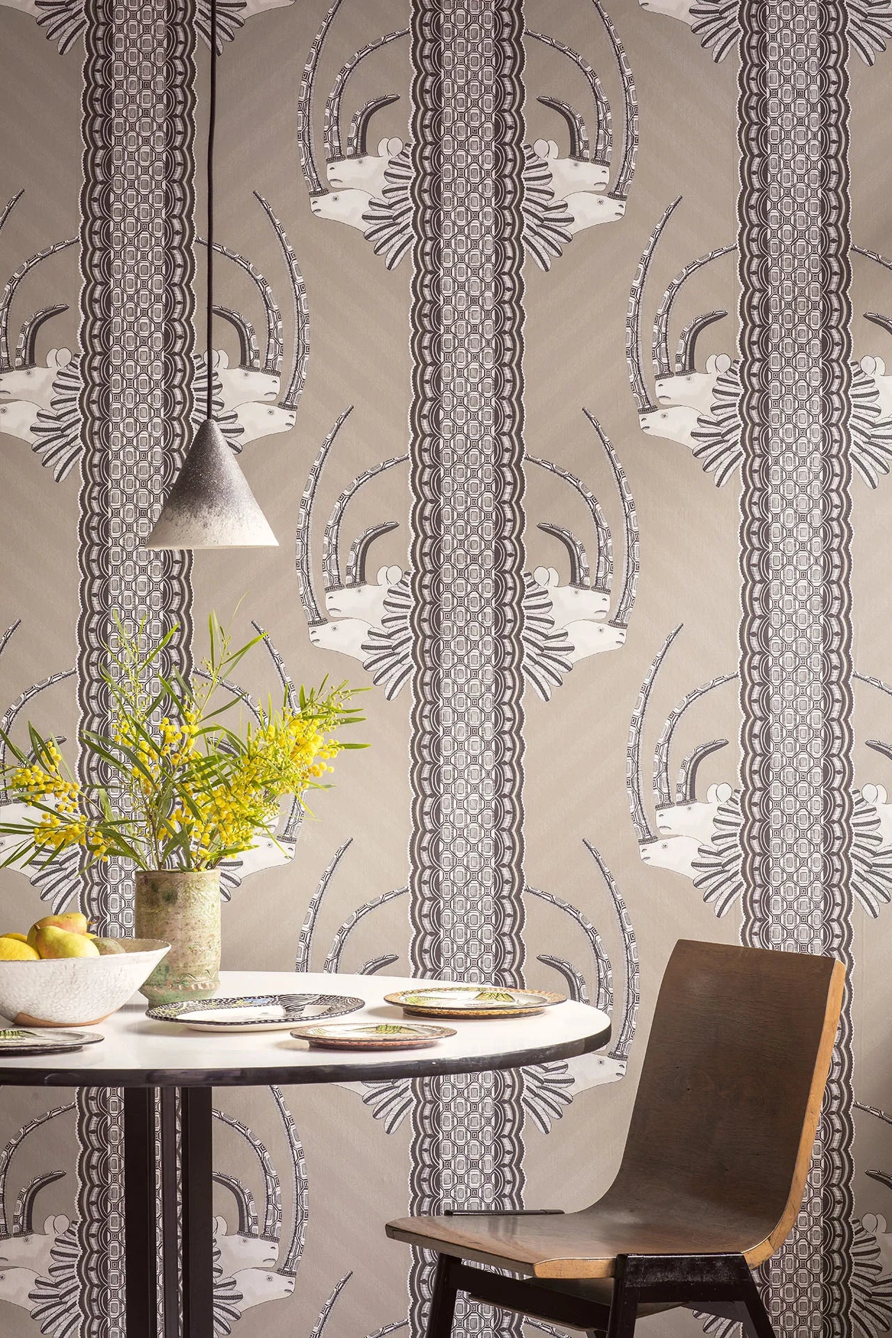 Cole & Son Ardmore Jabu, Soot on Taupe