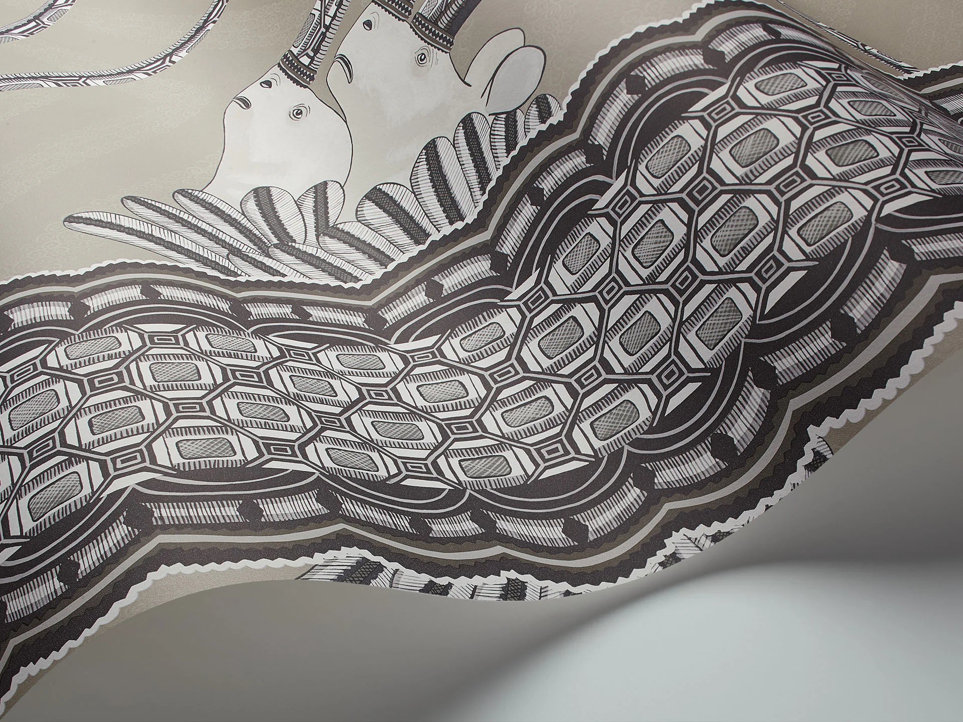 Cole & Son Ardmore Jabu, Soot on Taupe
