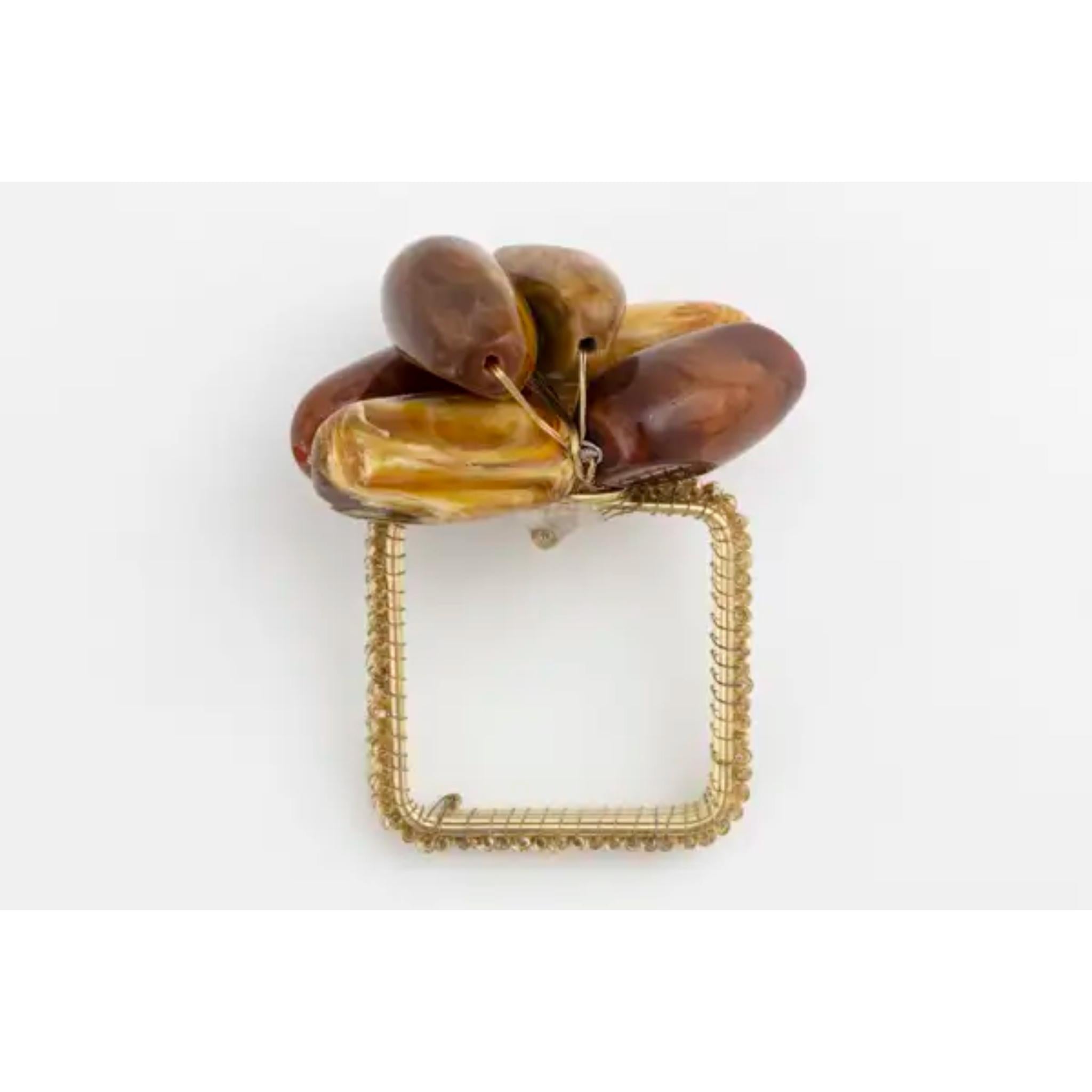 Een elegante servetring in warme bruintint, 6x5x8 cm, perfect voor een verfijnde tafelaankleding, passend binnen de Flamant-esthetiek van verfijning en functionaliteit.