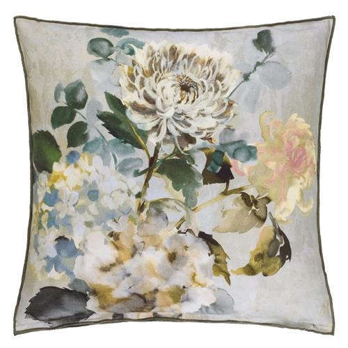 Designers Guild Sierkussen Adachi Celadon bloem beige/groen