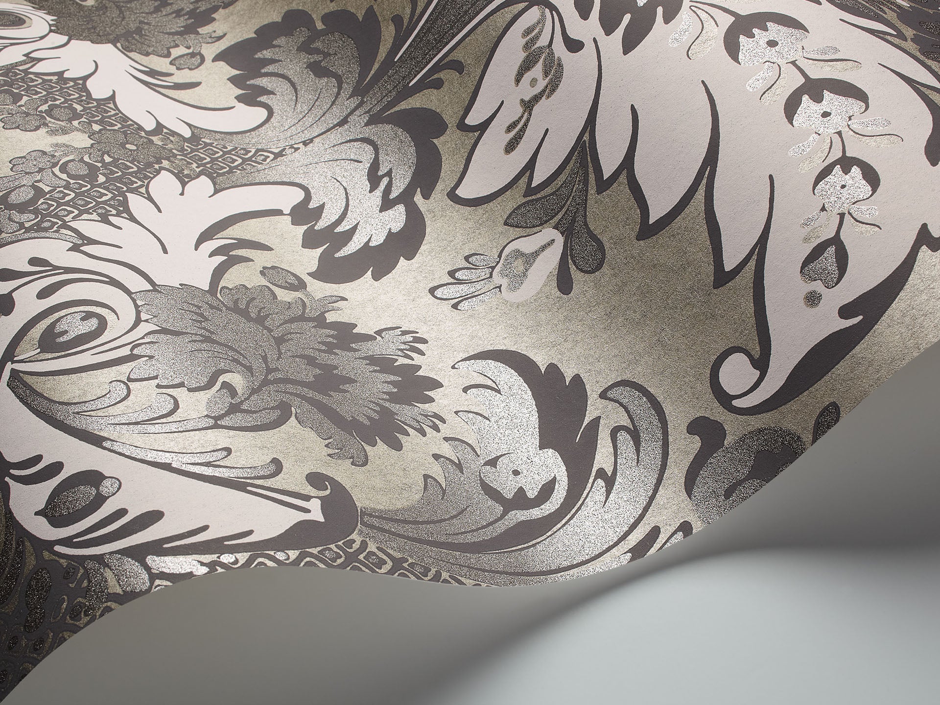 Cole & Son Albemarie, Aldwych, Glitter Silver on Metallic Gilver