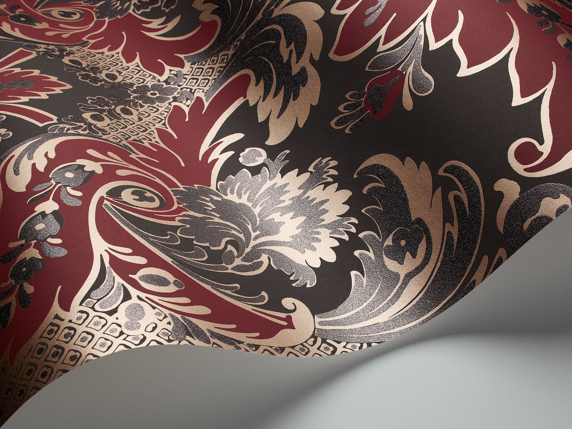 Cole & Son Albemarie, Aldwych, Metallic Gilver & Crimson on Charcoal