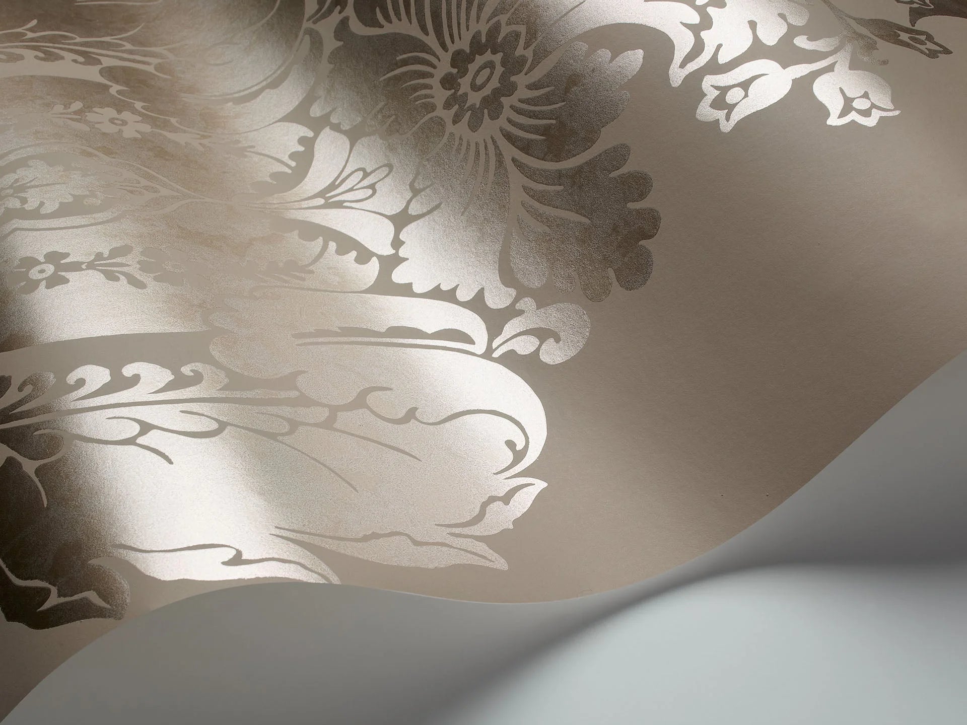 Cole & Son Albemarie, Baudelaire, Metallic Gilver on Dark Taupe