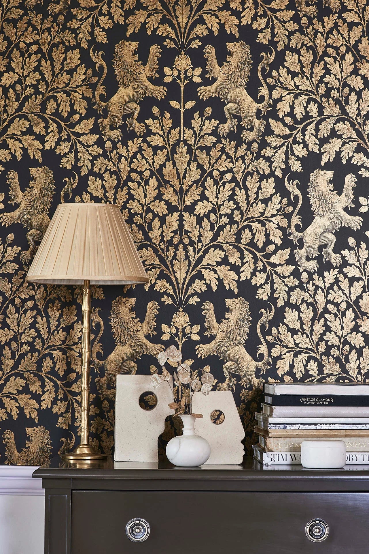 Cole & Son The Pearwood Collection. Boscobel Oak, Metallic Gilver on Ink