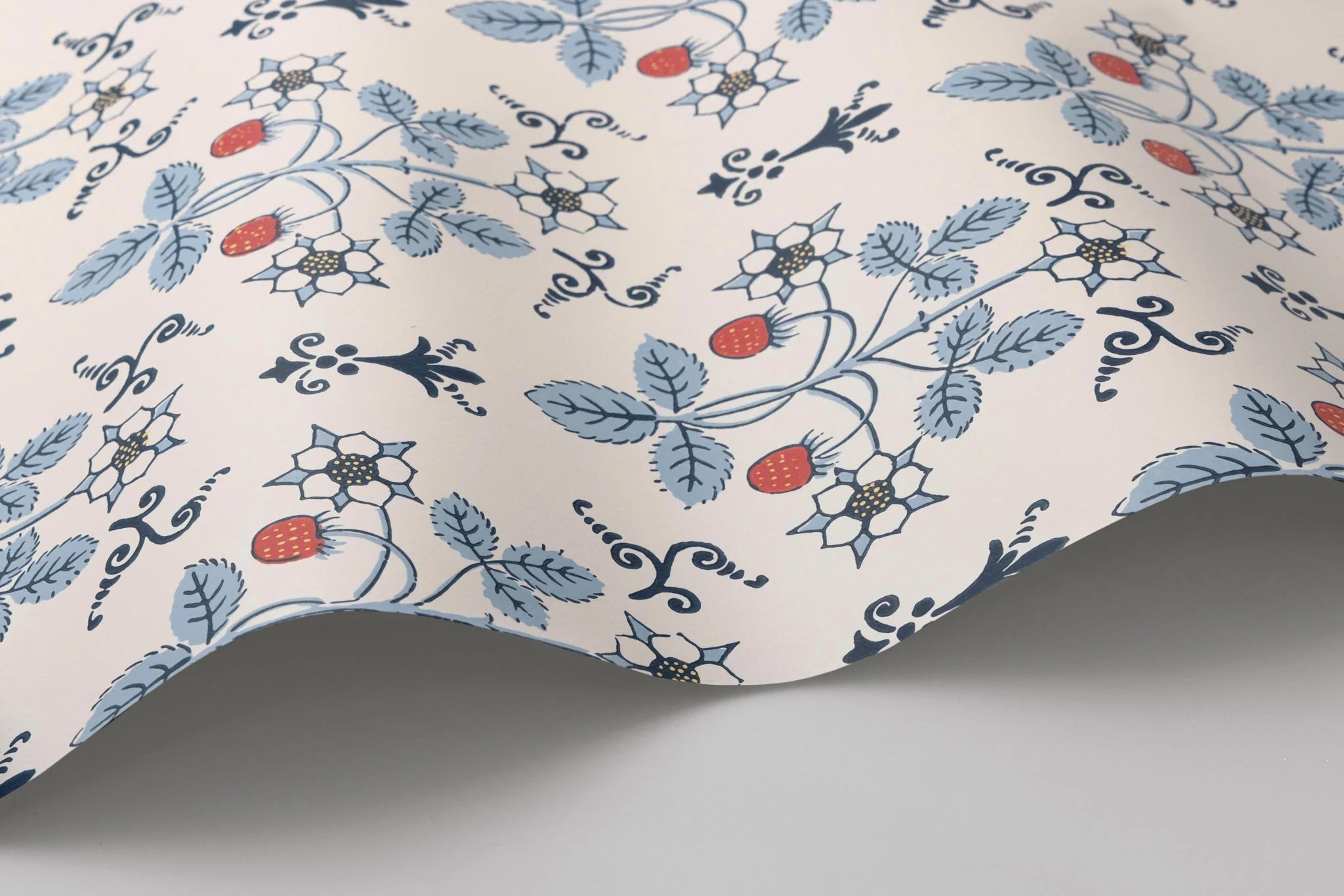Cole & Son, Classics Vol I, Strawberry, China Blue on Cream