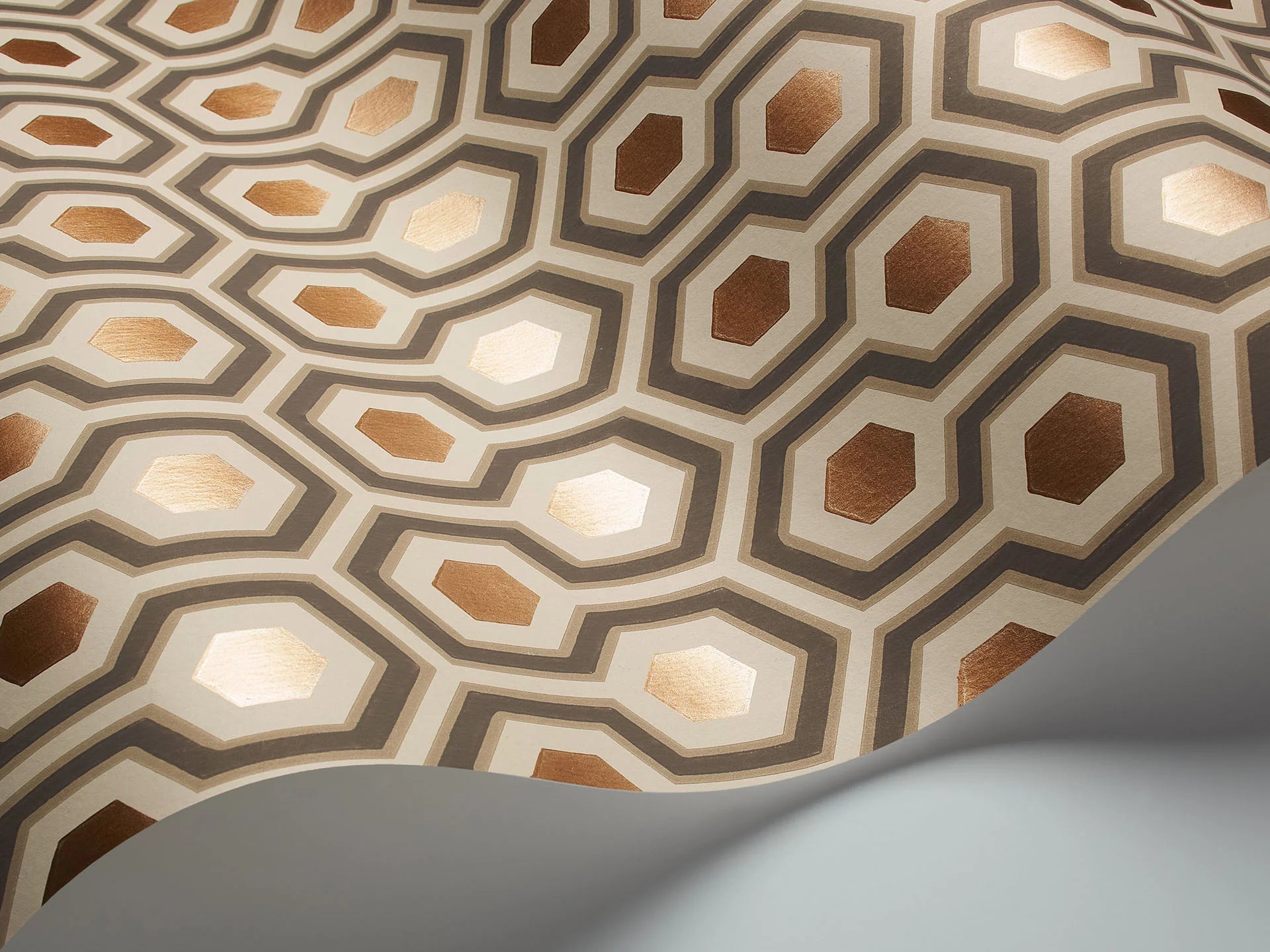 Cole & Son Contemporary Collection Hicks' Hexagon, Brons on Linen
