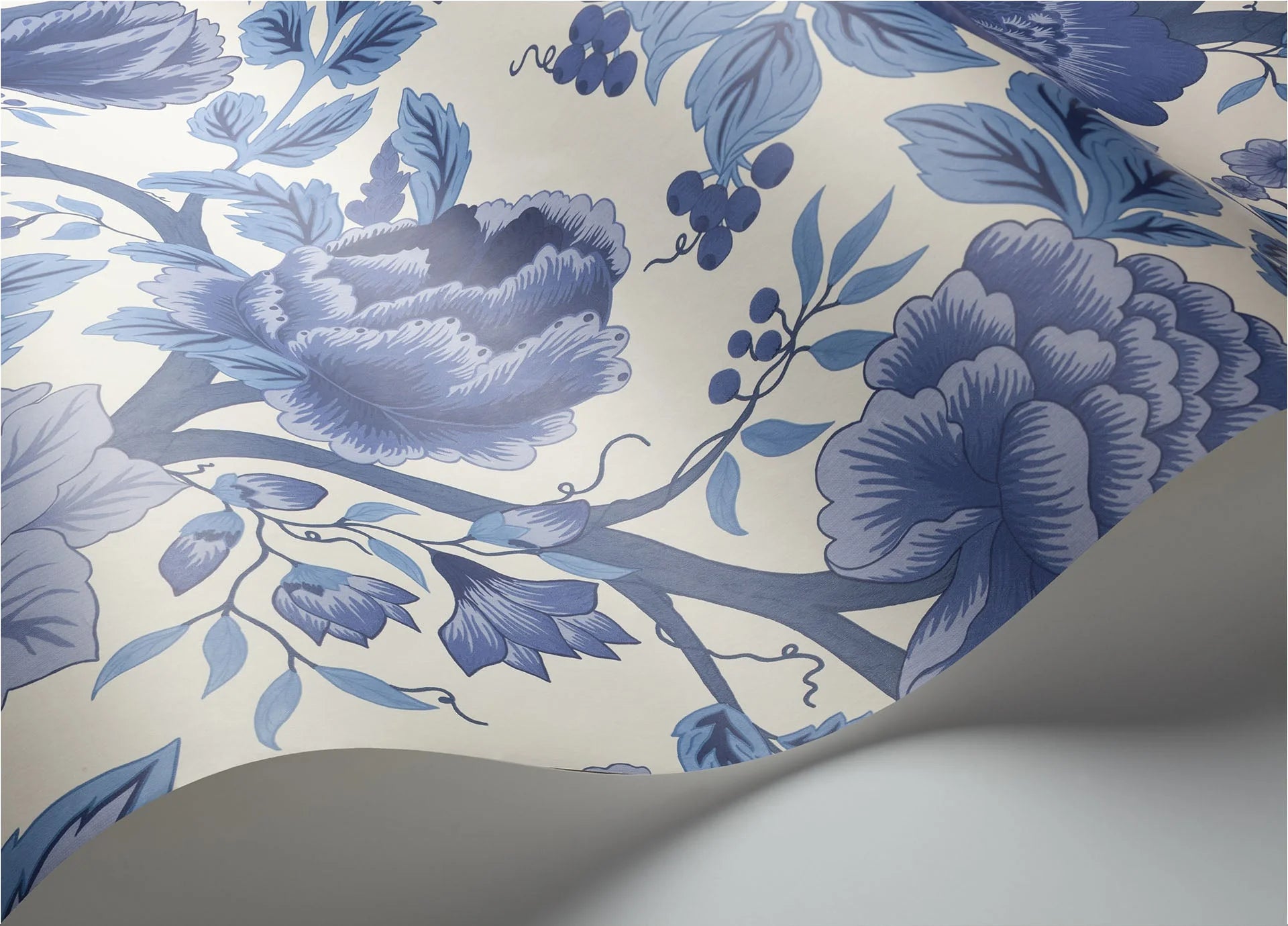 Cole & Son The Pearwood Collection. Midsummer Bloom, Hyacinth Blues on Chalk