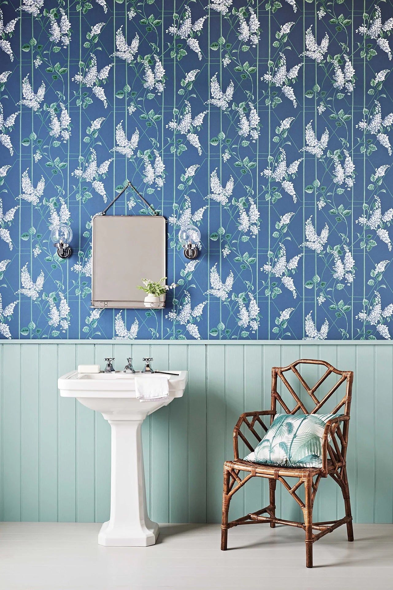 Cole & Son Botanical - Botanica, Wisteria, Powder Blue & Viridian on Cerulean Sky (kopie)