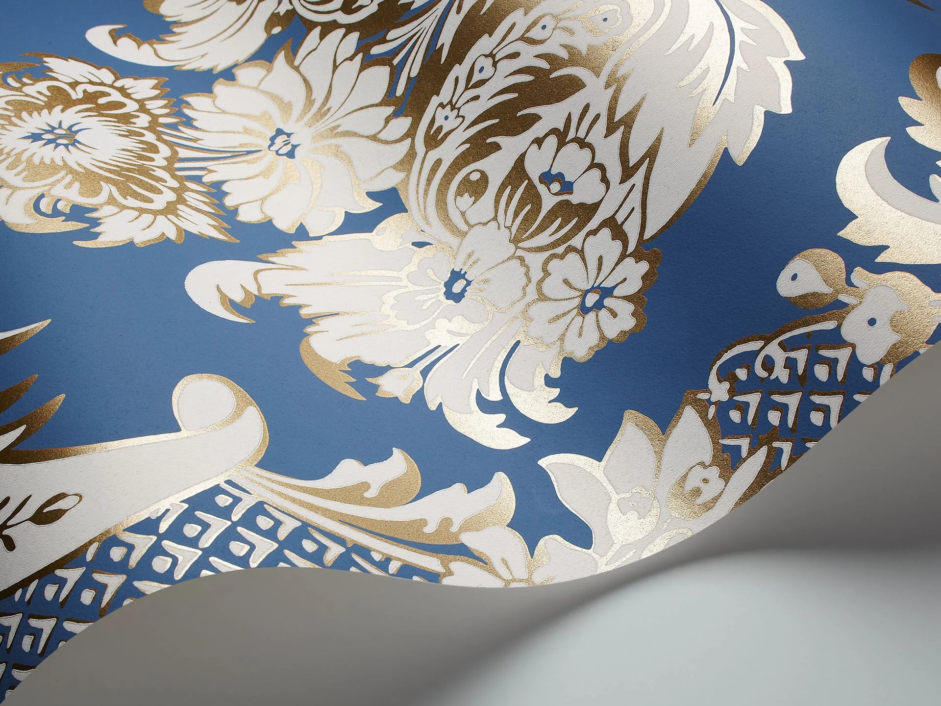 Cole & Son, Albemarie, Wyndham, Chalk & Metallic Gold on Cerulean Sky