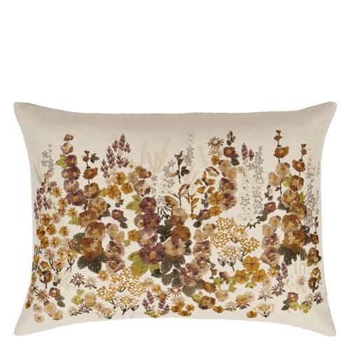 Designers Guild Sierkussen Hollyhock Ochre met geborduurde bloemen