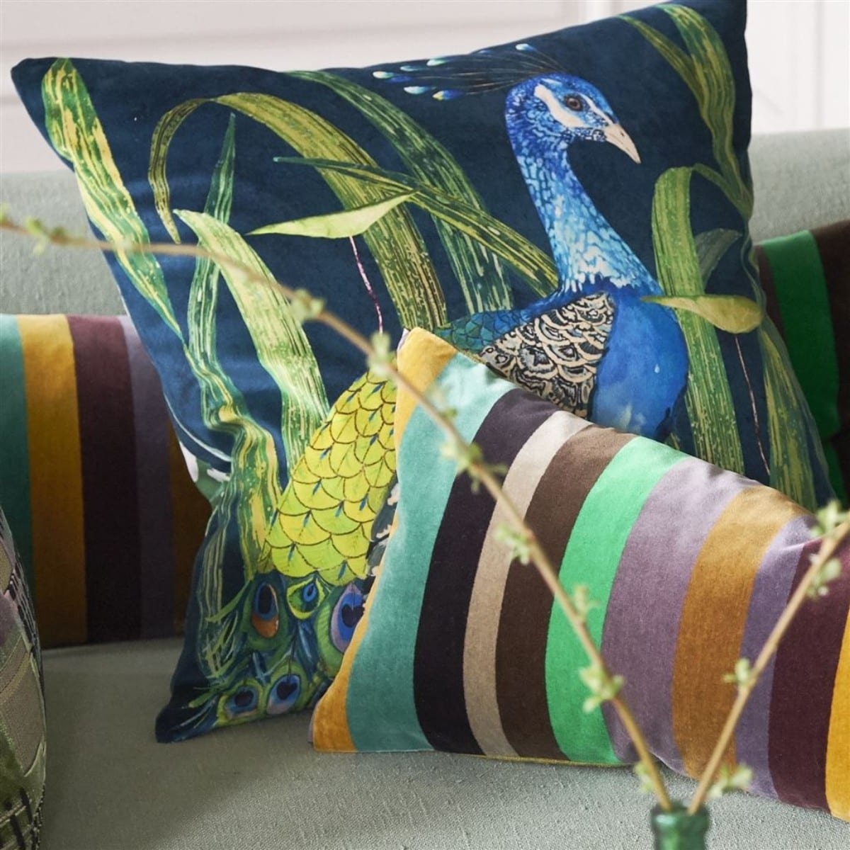 Designers Guild Sierkussen Arjuna Leaf Viridian met Pauw petrol