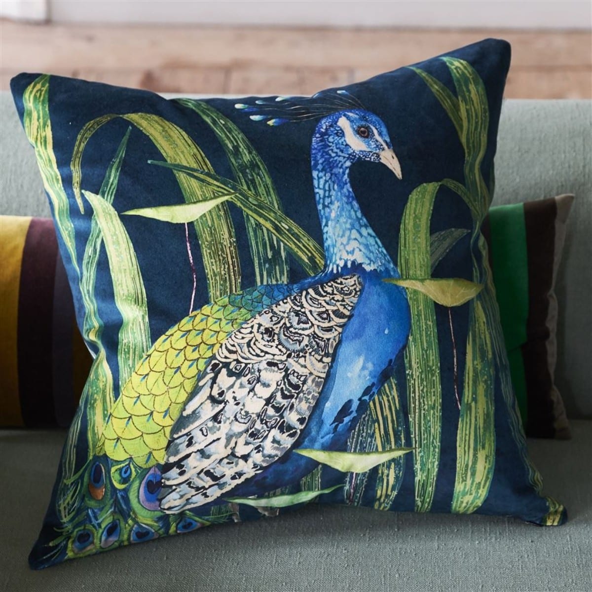 Designers Guild Sierkussen Arjuna Leaf Viridian met Pauw petrol