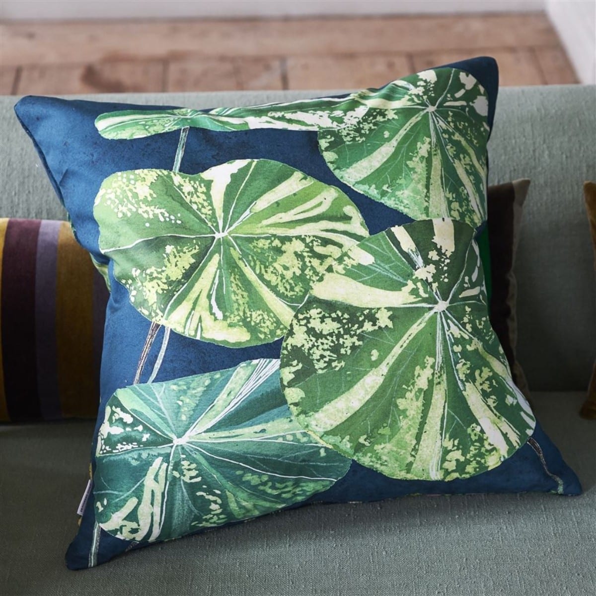 Designers Guild Sierkussen Arjuna Leaf Viridian met Pauw petrol