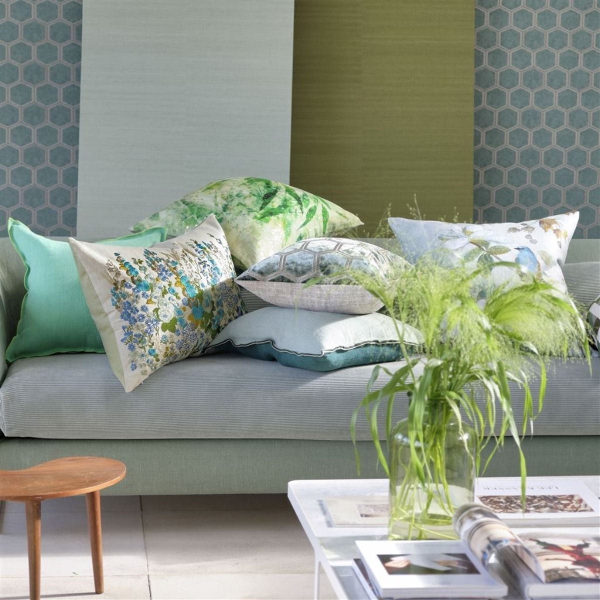 Designers Guild Sierkussen Hollyhock Celadon met geborduurde bloemen