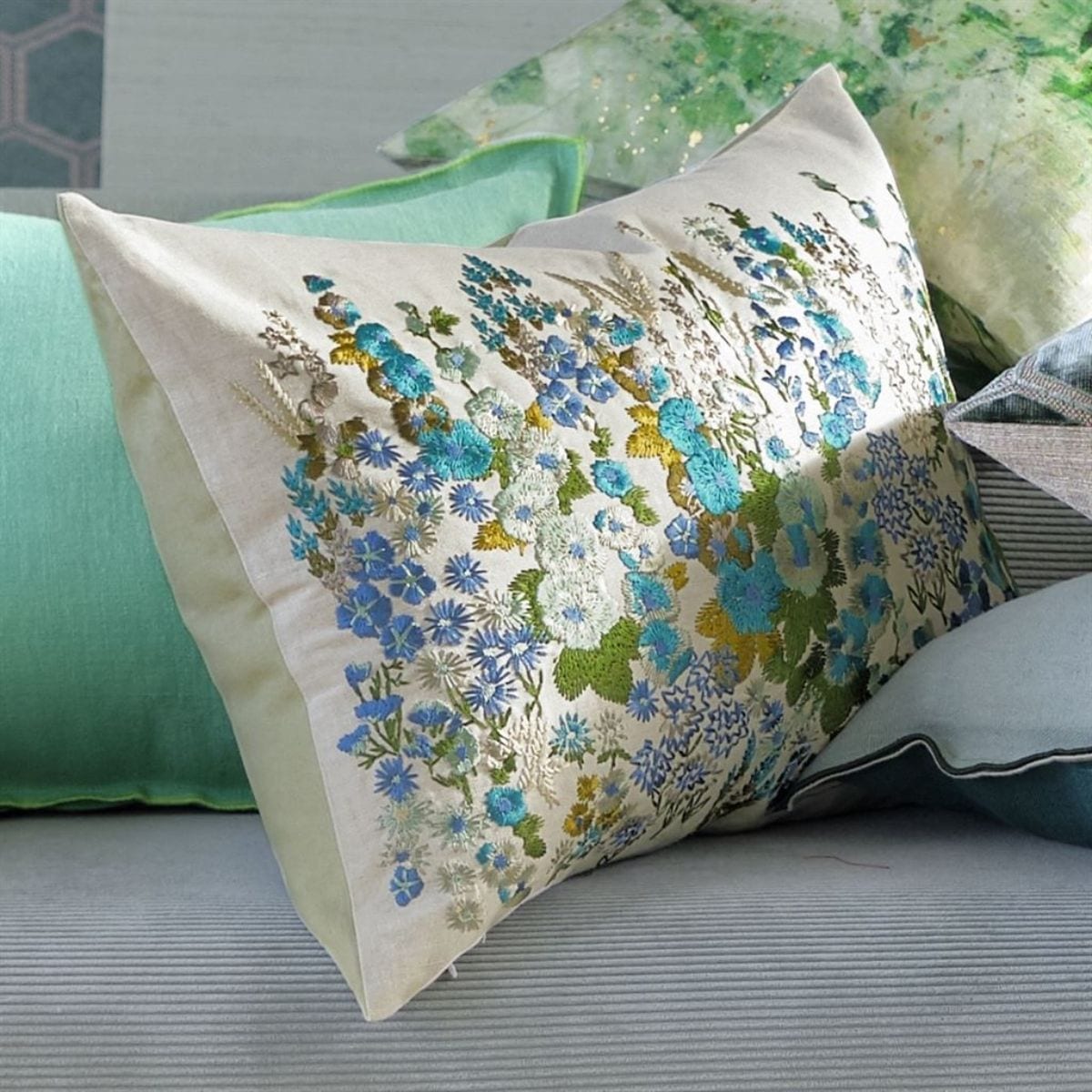 Designers Guild Sierkussen Hollyhock Celadon met geborduurde bloemen